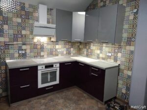 Маленька кутова кухня на мансардному поверсі