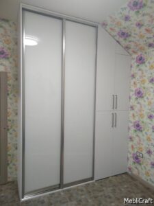 Шафа для мансардного поверху або одноповерхового будинку зі скошеною стіною