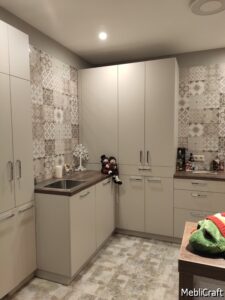 Фрагмент кухні з мийкою і вбудованим холодильником з матовими фасадами Acrylux Niemann