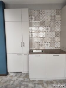 Фрагмент кухні з мийкою і вбудованим холодильником