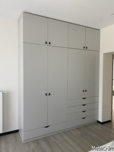 Шафа з сірого ДСП з розпашними фасадами.